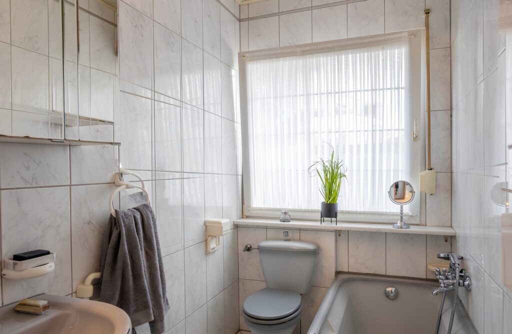 Badezimmer mit Tageslicht