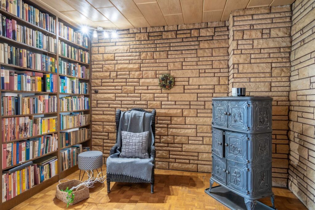 Bibliothek mit Kaminofen