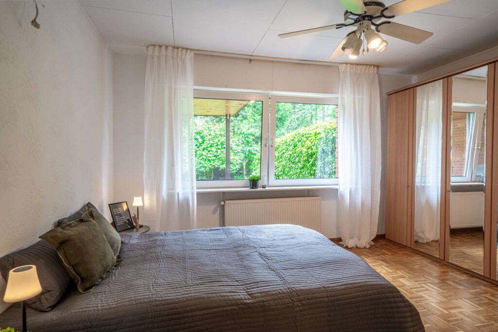 Schlafzimmer mit Fenster zum Garten